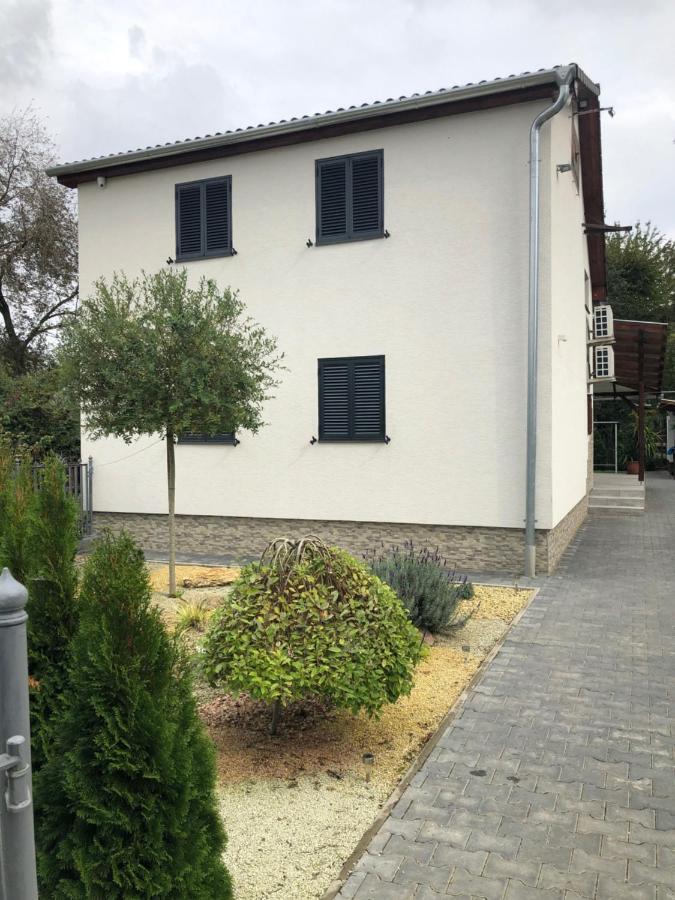 Siraly Apartman Hajdúnánás Exteriör bild